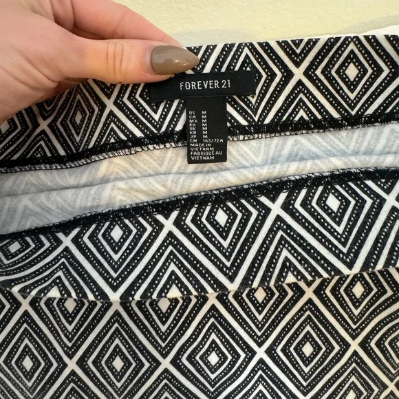 FOREVER 21 Miniskirt Boho Pattern, Bodycon. Black & White - Picture 5 of 5